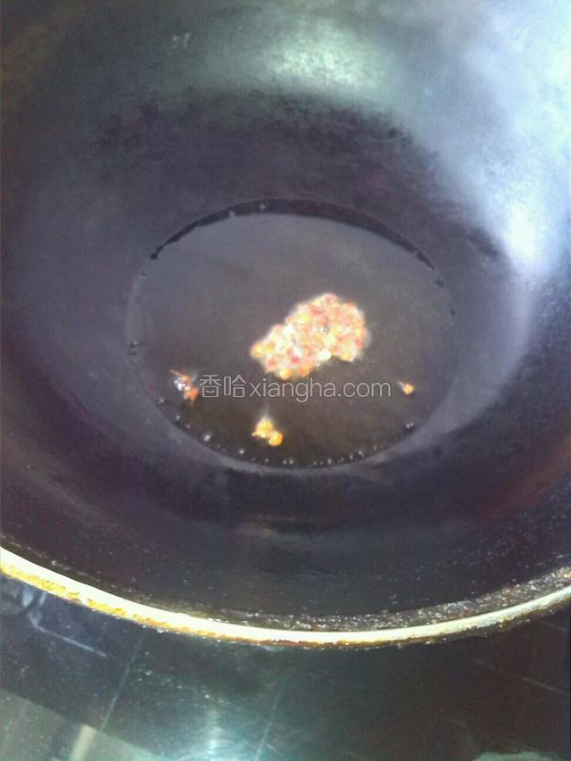 锅里倒油放花椒粒炸香捞出不用