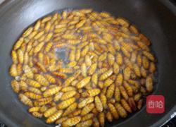 蚕蛹炒韭菜的做法图解1