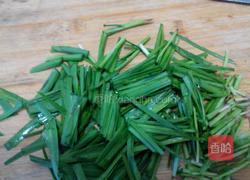 蚕蛹炒韭菜的做法图解2