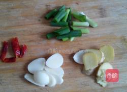 蚕蛹炒韭菜的做法图解3