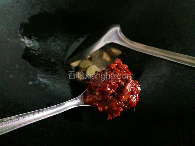 加入一大勺郫县豆瓣酱。