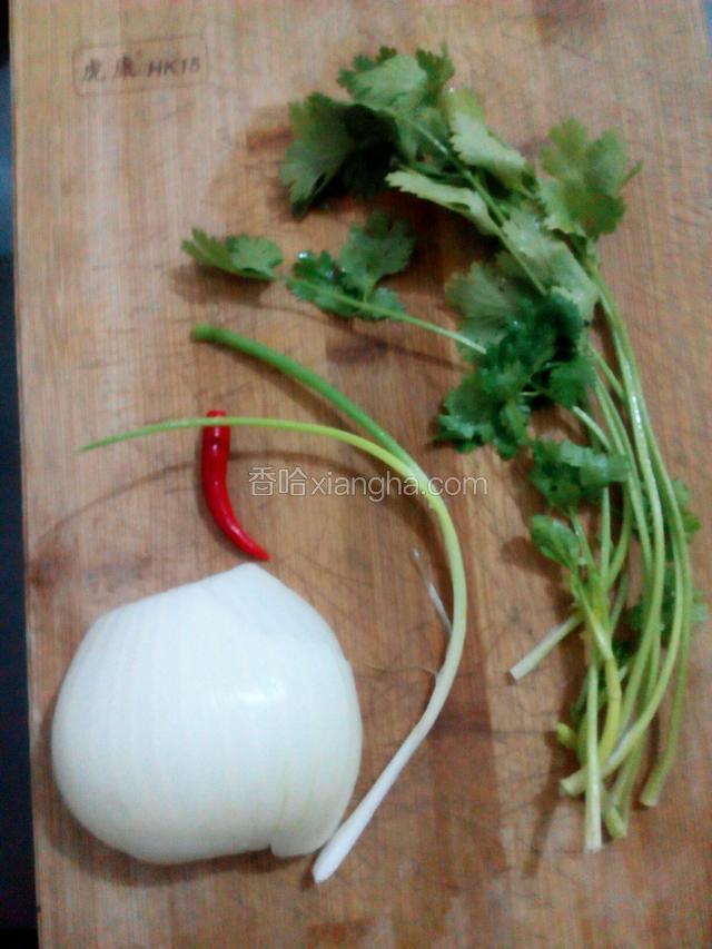 醒面同时准备配菜，小葱，红辣椒，香菜，洋葱