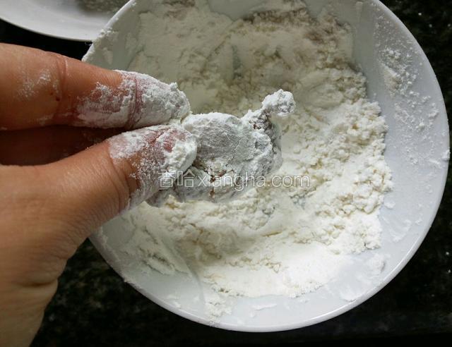 用手或筷子将排骨放入淀粉中裹一层淀粉。