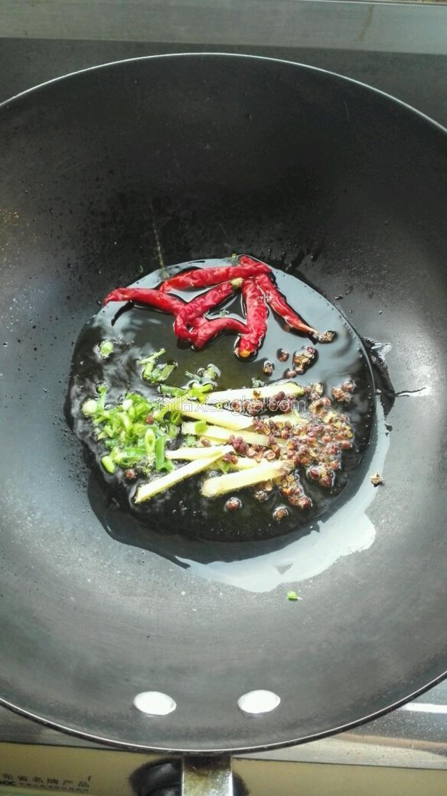 起油锅，依次将花椒，姜丝，葱沫，干辣椒入油锅爆香
