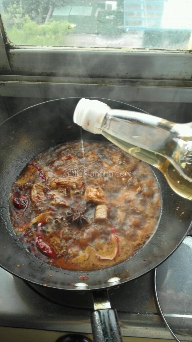 加料酒，老抽后继续炖