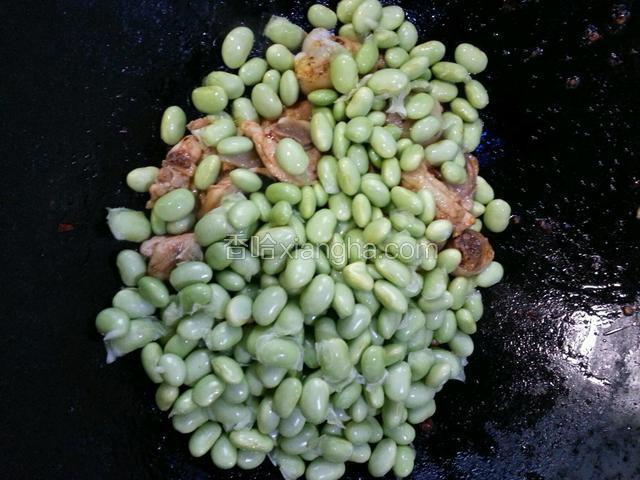 倒入毛豆翻炒