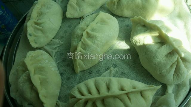 放入蒸锅 松弛15到20分钟 再凉水蒸熟 韭菜非常好熟 开锅算起  10分钟肯定熟 个小就7 8分钟