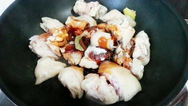 翻炒片刻，加入盐，料酒，耗油，六月鲜酱油，茴香桂皮香叶