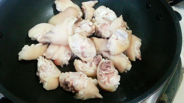 锅里放入少许油，放入姜片和猪蹄