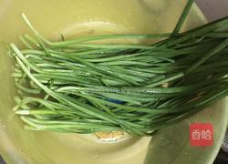 韭菜炒绿豆芽的做法图解2