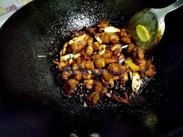 肉上色后，先加酱油，再加入葱姜蒜炒，然后放盐