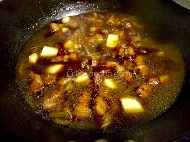 加入土豆，20分钟后大火收汁