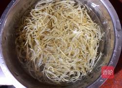 小银鱼炒辣椒的做法图解1