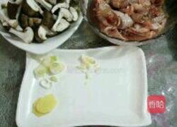 香菇炖鸡腿的做法图解1