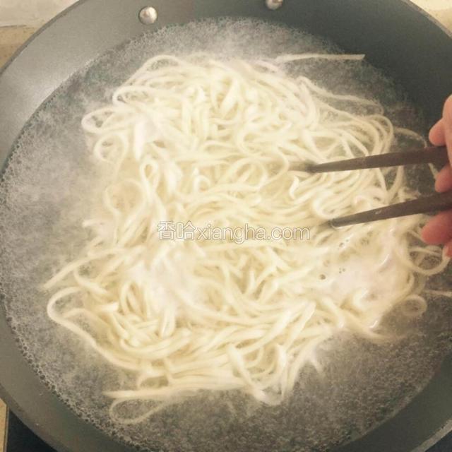 锅开了放一点盐开始煮面，煮熟后捞出沥干水份和油汁拌匀装盘