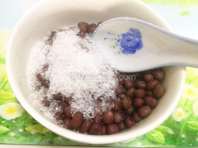 红豆熟后,沥干水份,加入白糖.