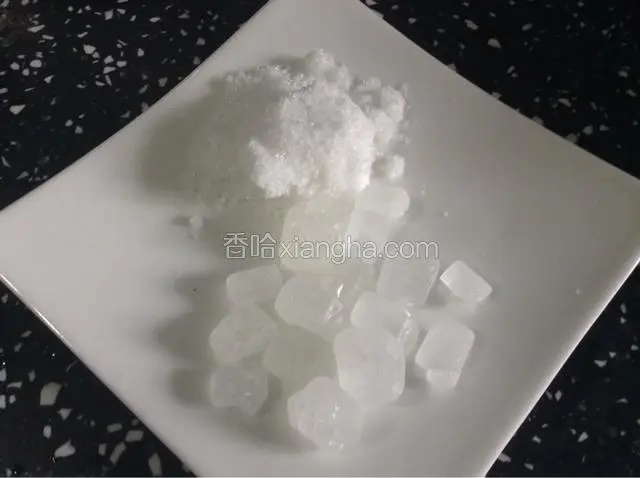 准备好冰糖和白糖。