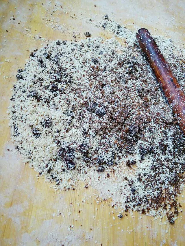 准备好所以材料，芝麻烤熟用擀面杖擀岁，和红糖放一起搅匀