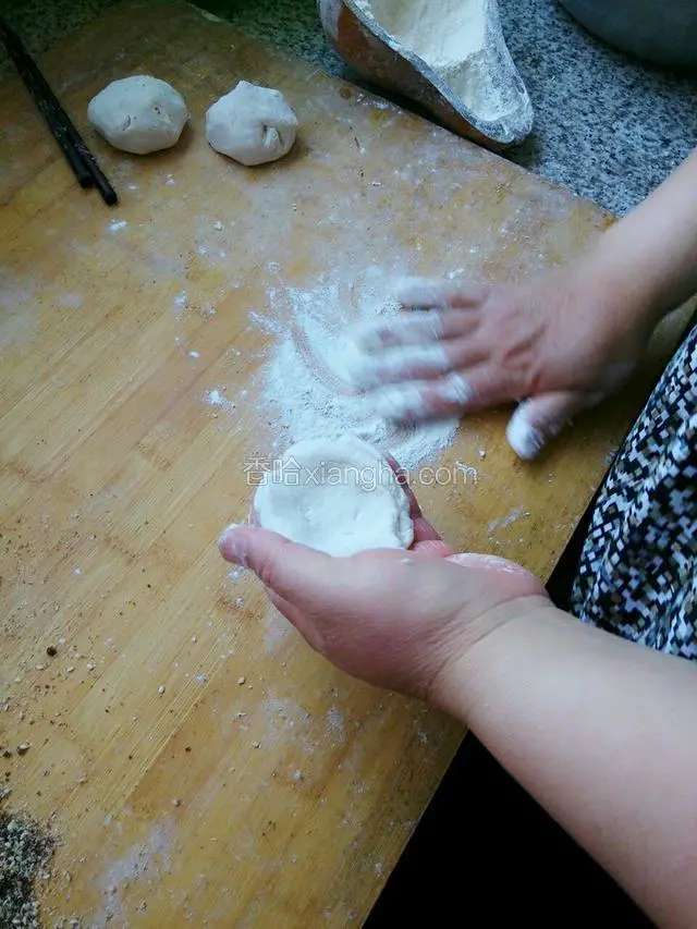 用手就一小块面，在手中压成饼皮，不能太薄