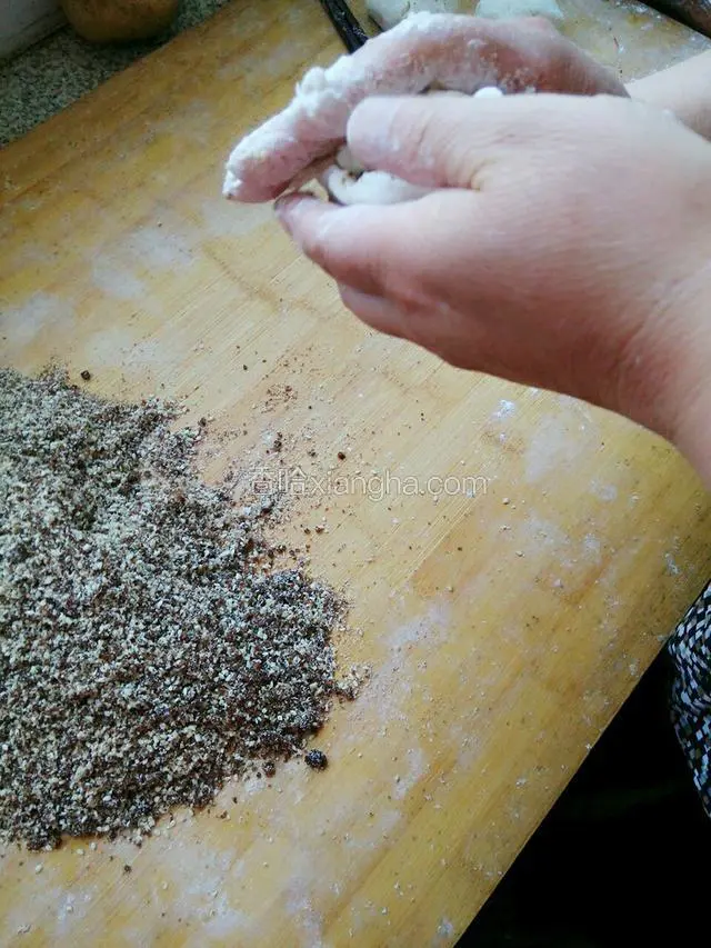 中间放馅，两只手往一块捏就包好了