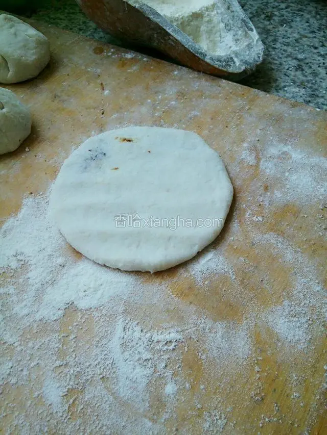 把包好的轻轻按扁就可以下锅烙了