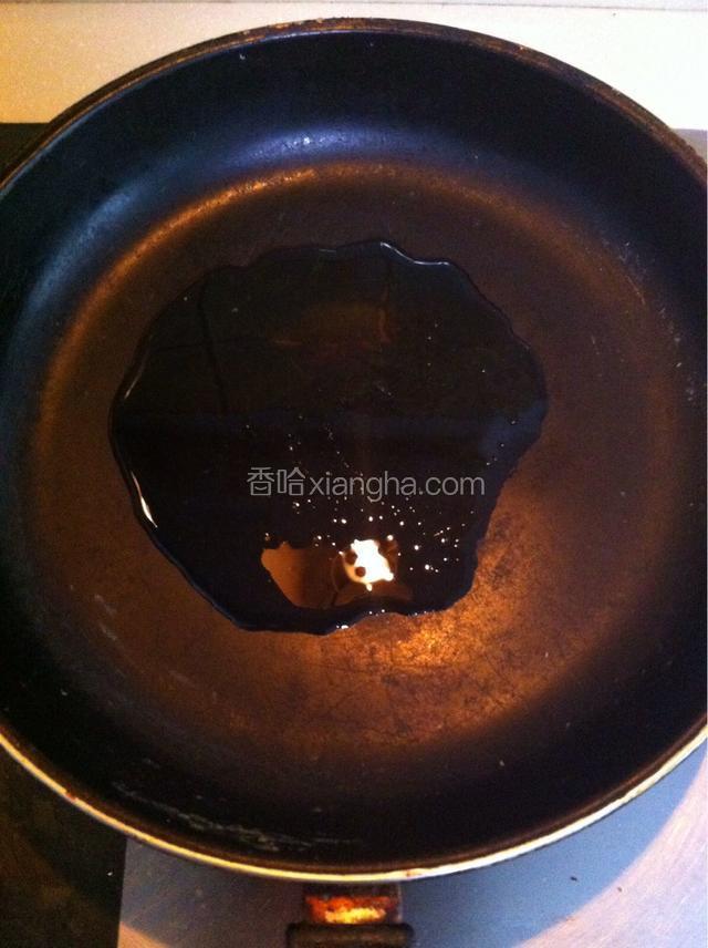 热锅倒入食用油适量