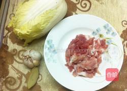 圆白菜炒肉的做法图解1