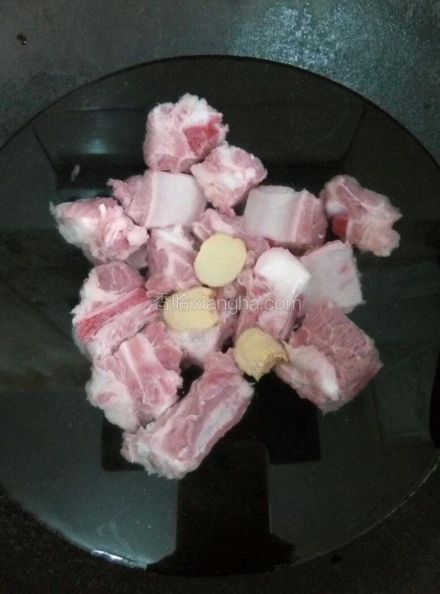 将洗干净的排骨放入凉水锅，放入姜片，开煮10分钟。