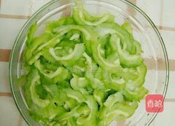 干煸苦瓜青椒的做法图解2