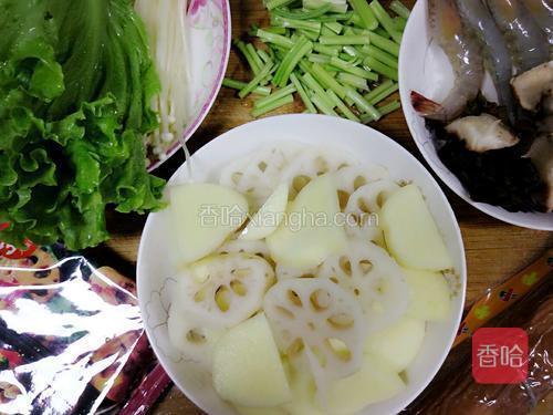 准备好所有材料，生菜洗净切断、芹菜洗净切断、大虾洗净去掉胡须和腿、香菇洗净掰块、金针菇洗净去蒂、娃娃菜洗净切块、土豆去皮切片、莲藕去皮切片。