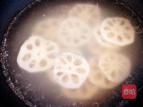 然后把藕片过水煮2~3分钟捞出来备用。
