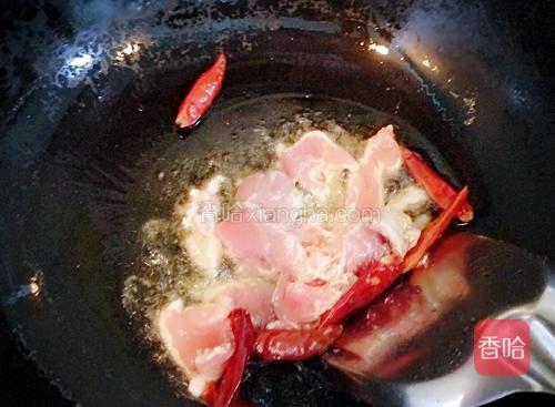 然后放入里脊肉翻炒。