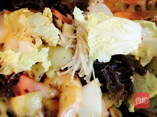 然后放入娃娃菜和火腿翻炒一分钟。