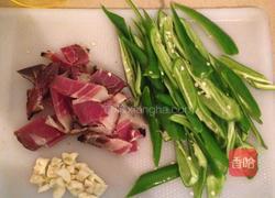青椒炒腊肉的做法图解2