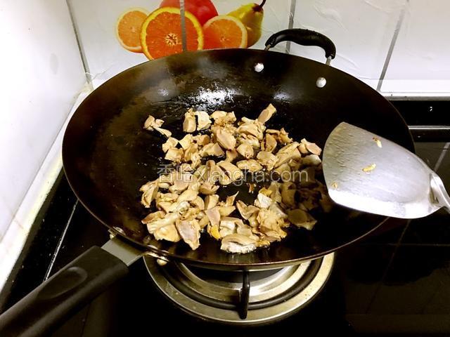 倒入料酒翻炒均匀，再倒入生抽翻炒片刻。