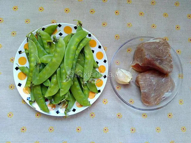 准备食材。扁豆，猪里脊肉，蒜头。