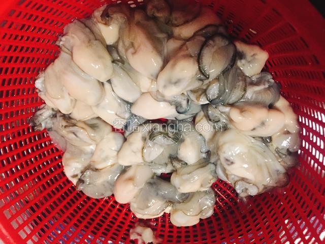 生蚝用生粉抓洗干净沥干水。