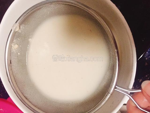 红薯粉加入一碗半水搅拌均匀，再过滤一遍。