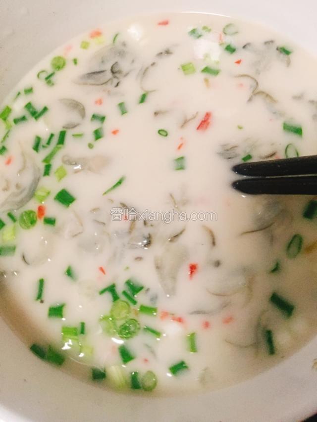 把生蚝葱花红辣椒末倒入粉浆里，加一小勺白胡椒粉，一小勺鸡粉搅拌均匀。