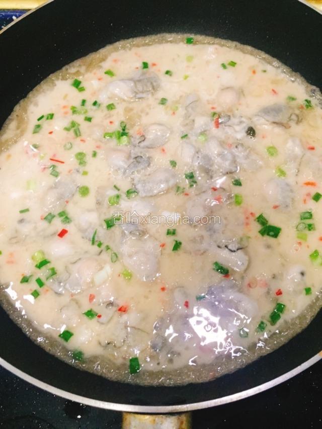 煎锅放入两汤匙猪油（煎蚝烙用猪油香味浓郁些）、油热倒入摊平。