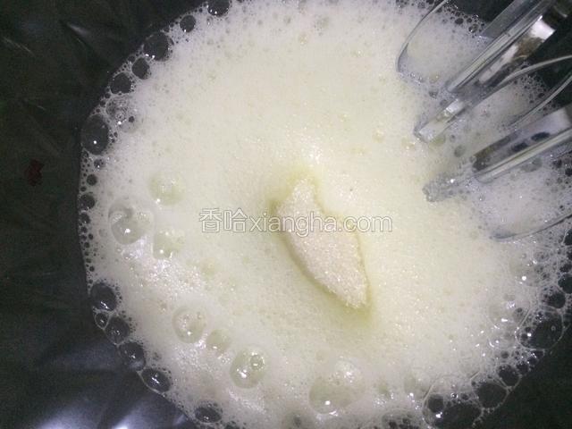 边打发边分三次加入白砂糖，直至硬性打发