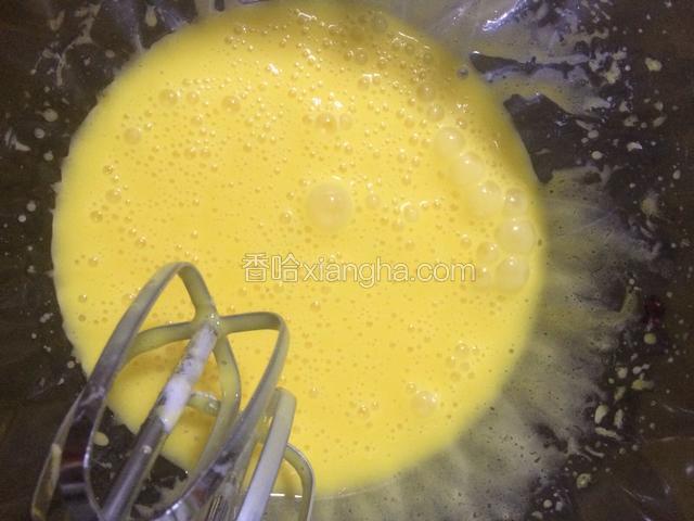 用打蛋器搅拌均匀