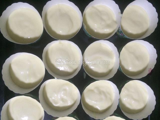 用勺子将面糊装入纸杯中