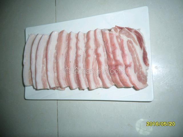 五花肉切厚1厘米，长约10厘米长片