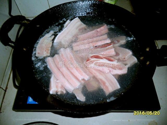 锅内烧水将切好的五花肉放入，焯水，撇去浮沫