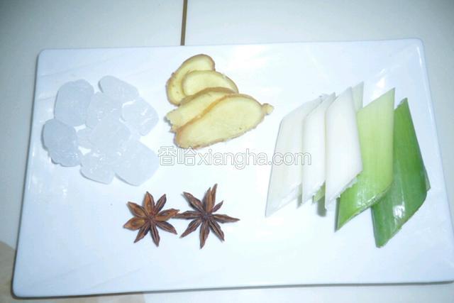 焯水时候备辅料，葱切段，姜切片