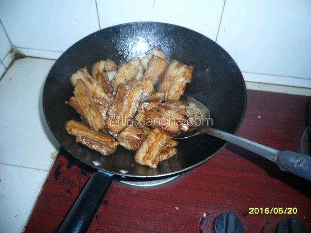 起油锅，放入冰糖炒好糖色，放入焯好的五花肉，翻炒上色