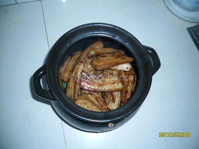 葱段上放上色的五花肉、八角。