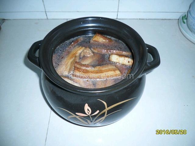 砂锅內倒入酱油、生抽后，加清水与五花肉持平