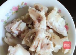 猪脚炖黄豆的做法图解1